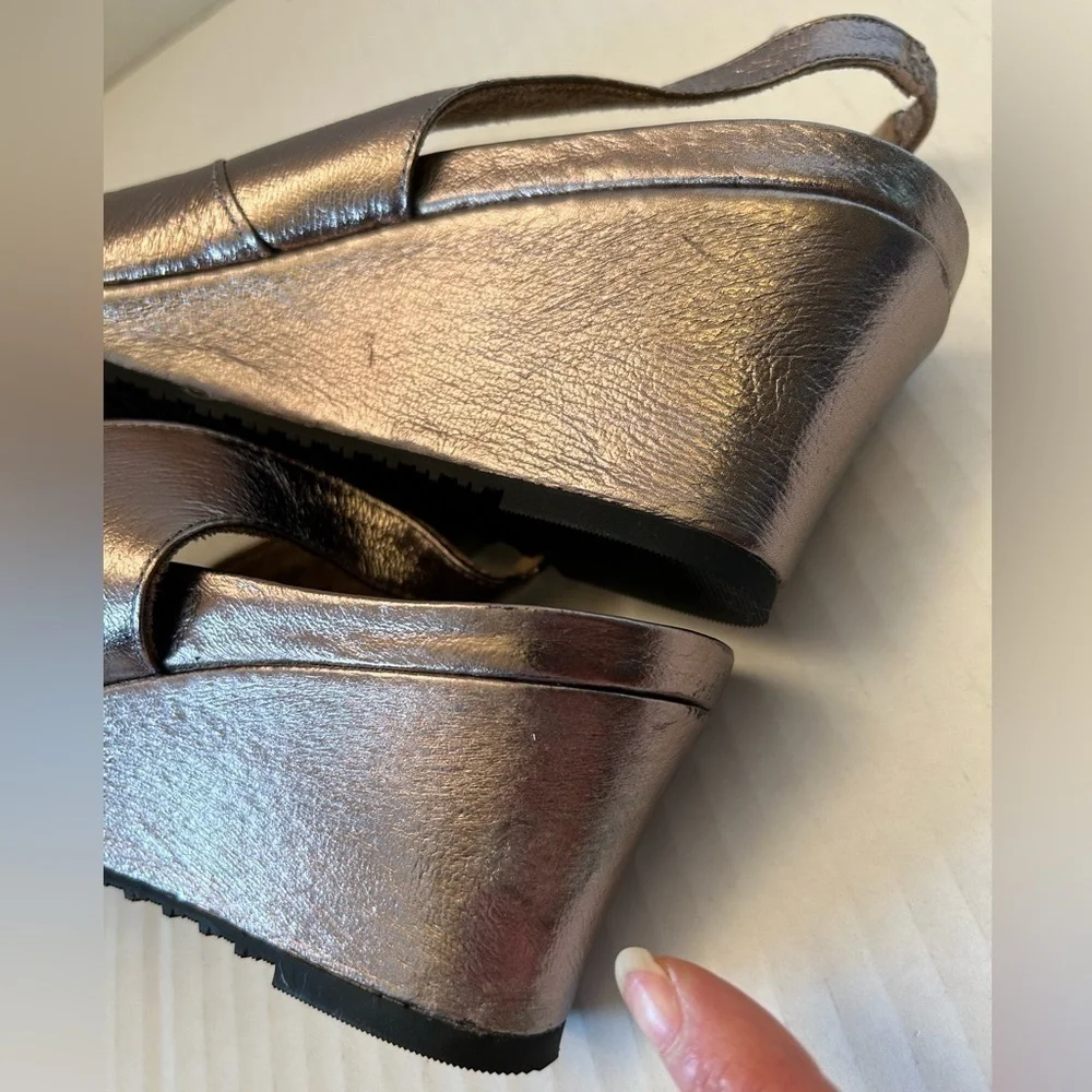 JRenee’ women’s Antolina wedge sandal in color: Taupe Metallic size 9.5 M NWOB.H